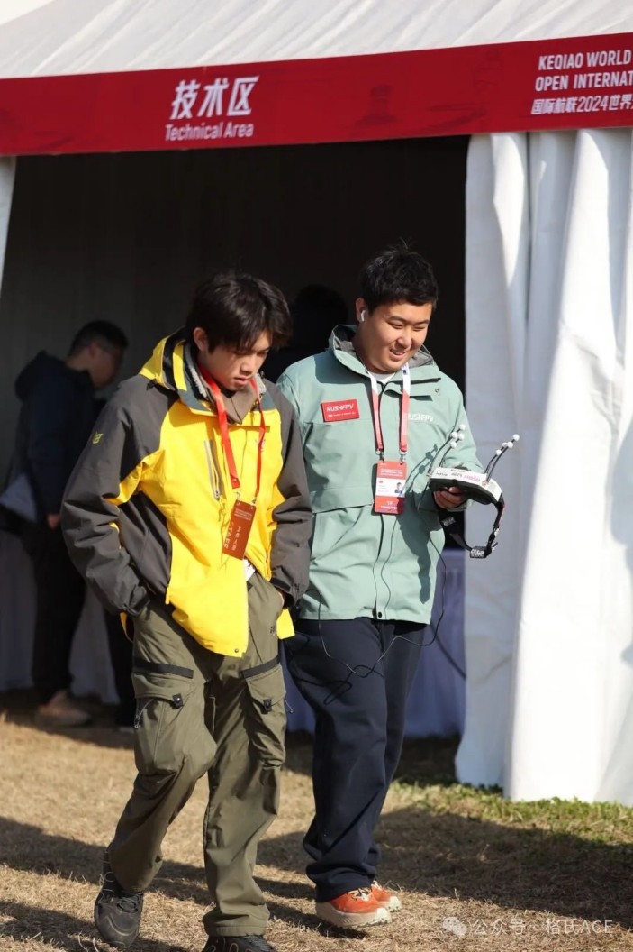左云飛屹、右李冠辰